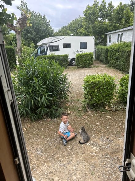 niño en autocaravana